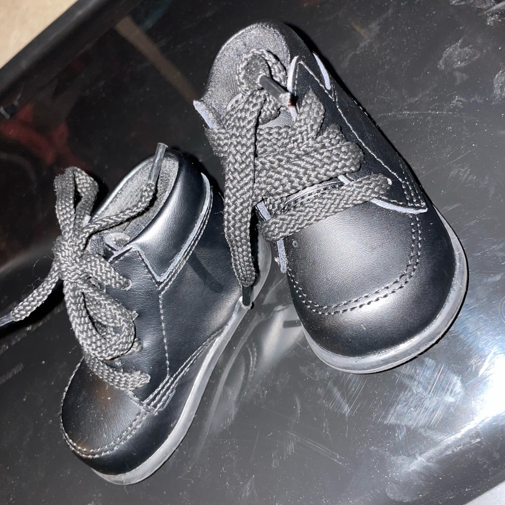 Walking shoes size 2W